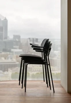 Audo Copenhagen Co stol med armstöd, svart ek