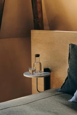 Audo Copenhagen Corbel hylla, mörkbetsad ek - Carrara-marmor