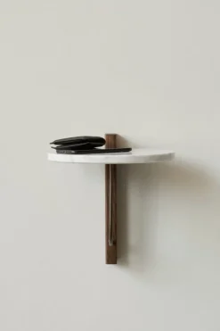 Audo Copenhagen Corbel hylla, mörkbetsad ek - Carrara-marmor