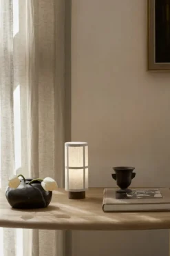 Audo Copenhagen Hashira bärbar bordslampa, rå linne