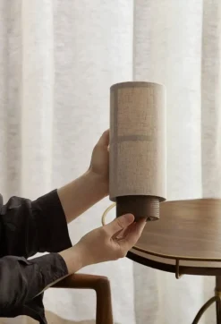 Audo Copenhagen Hashira bärbar bordslampa, rå linne