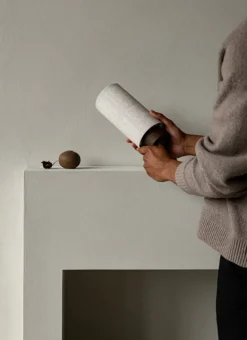 Audo Copenhagen Hashira bärbar bordslampa, rå linne