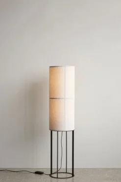 Audo Copenhagen Hashira golvlampa, hög, rå linne