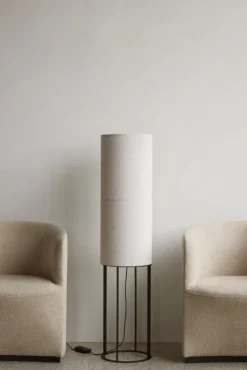 Audo Copenhagen Hashira golvlampa, hög, rå linne