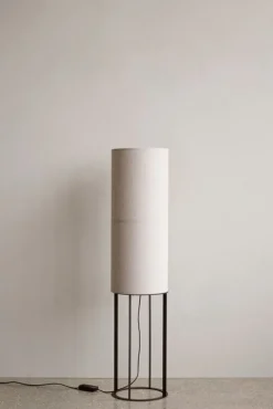 Audo Copenhagen Hashira golvlampa, hög, rå linne