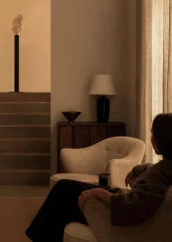 Audo Copenhagen Ingeborg loungefåtölj, Offwhite fårskinn - rökt ek