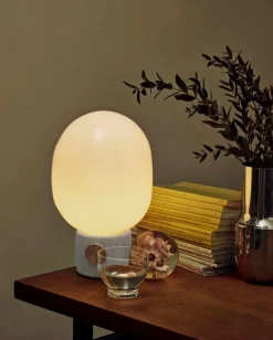 Audo Copenhagen JWDA bordslampa, ljus betong