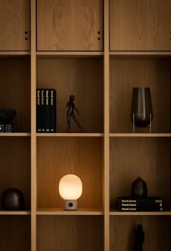 Audo Copenhagen JWDA bärbar bordslampa, alabaster vit