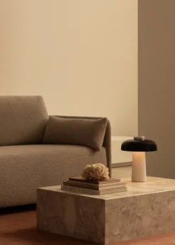 Audo Copenhagen Omvänd bordslampa, svart - carrara marmor