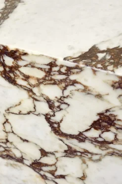 Audo Copenhagen Plinth bord, kub, Calacatta Viola-marmor