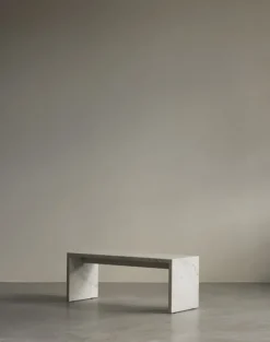 Audo Copenhagen Plinth Bridge bord, vit Carrara-marmor