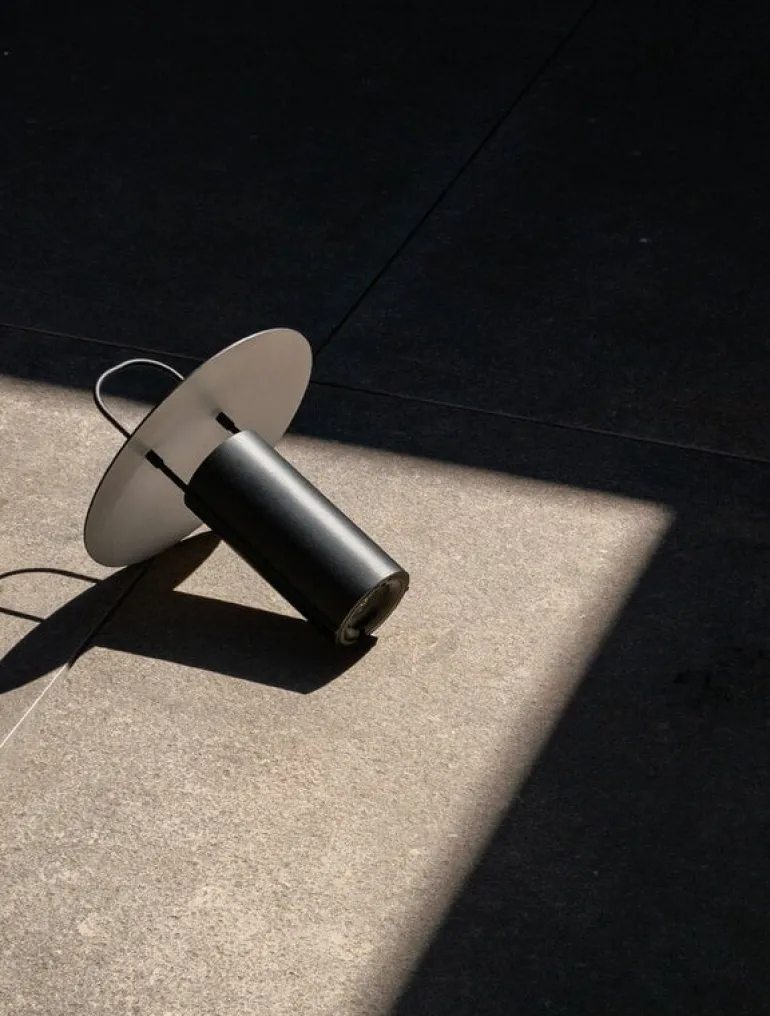 Audo Copenhagen Ray bärbar bordslampa, svart