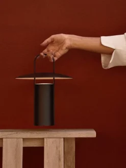 Audo Copenhagen Ray bärbar bordslampa, svart