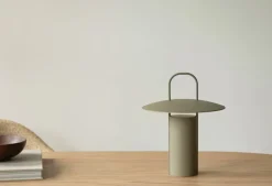 Audo Copenhagen Ray bärbar bordslampa, dammig grön