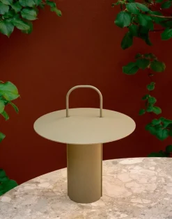 Audo Copenhagen Ray bärbar bordslampa, dammig grön