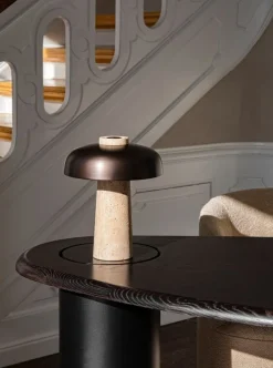 Audo Copenhagen Reverse bordslampa, bronserad mässing - travertin