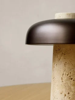 Audo Copenhagen Reverse bordslampa, bronserad mässing - travertin