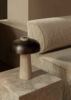 Audo Copenhagen Reverse bordslampa, bronserad mässing - travertin