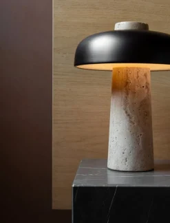 Audo Copenhagen Reverse bordslampa, bronserad mässing - travertin