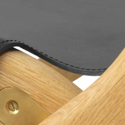 Audo Copenhagen Saxe lounge-stol, oljad ek - svart läder