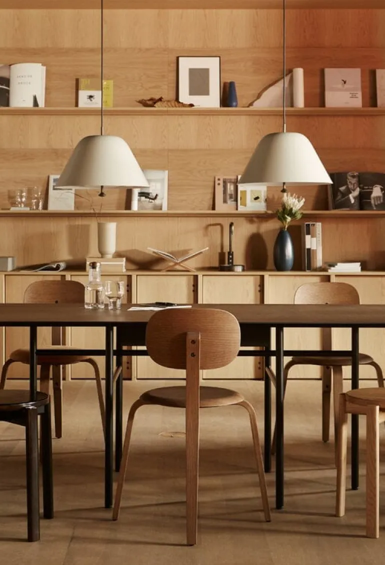 Audo Copenhagen Snaregade ovalt bord, mörkbetsad ek