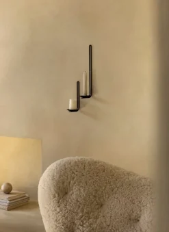 Audo Copenhagen The Tired Man fåtölj, Moonlight fårfäll