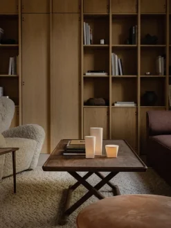 Audo Copenhagen The Tired Man fåtölj, Moonlight fårfäll