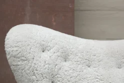 Audo Copenhagen The Tired Man fåtölj, Moonlight fårfäll