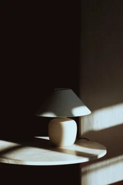 Audo Copenhagen Torso bordslampa, 37 cm, sand - off-white