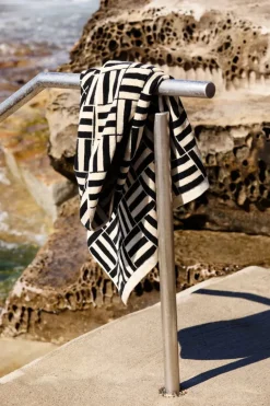 Baina Pool handduk Willis, 90 x 170 cm, sand - noir, limited edition