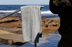 Baina Poolhandduk Woodford, 90 x 170 cm, cement, begränsad upplaga