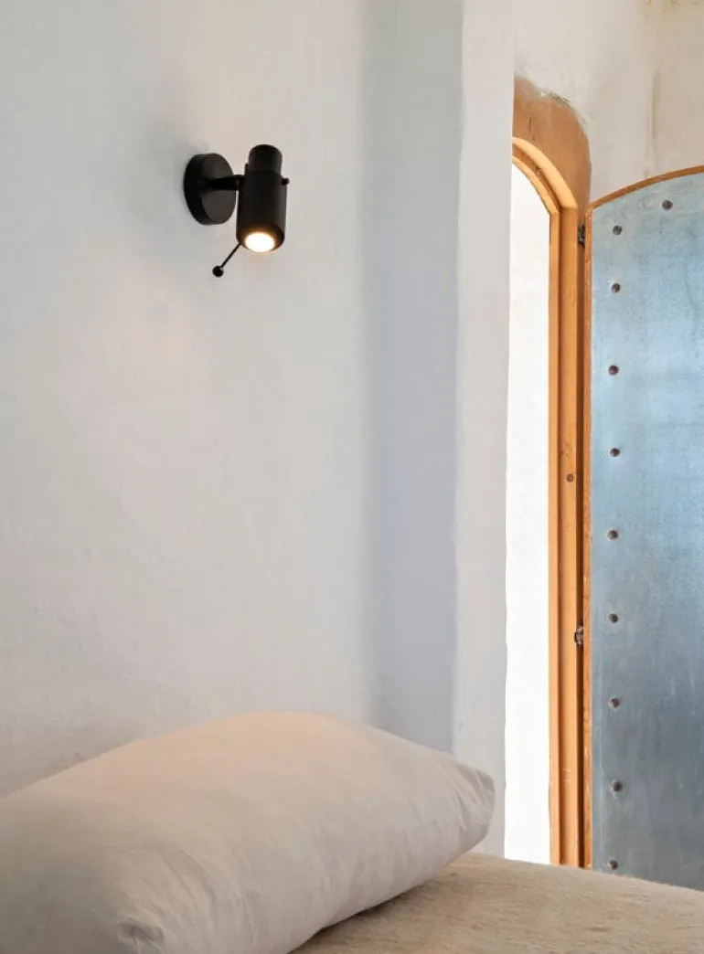 DCWéditions Biny Spot vägglampa med spak och knapp, svart