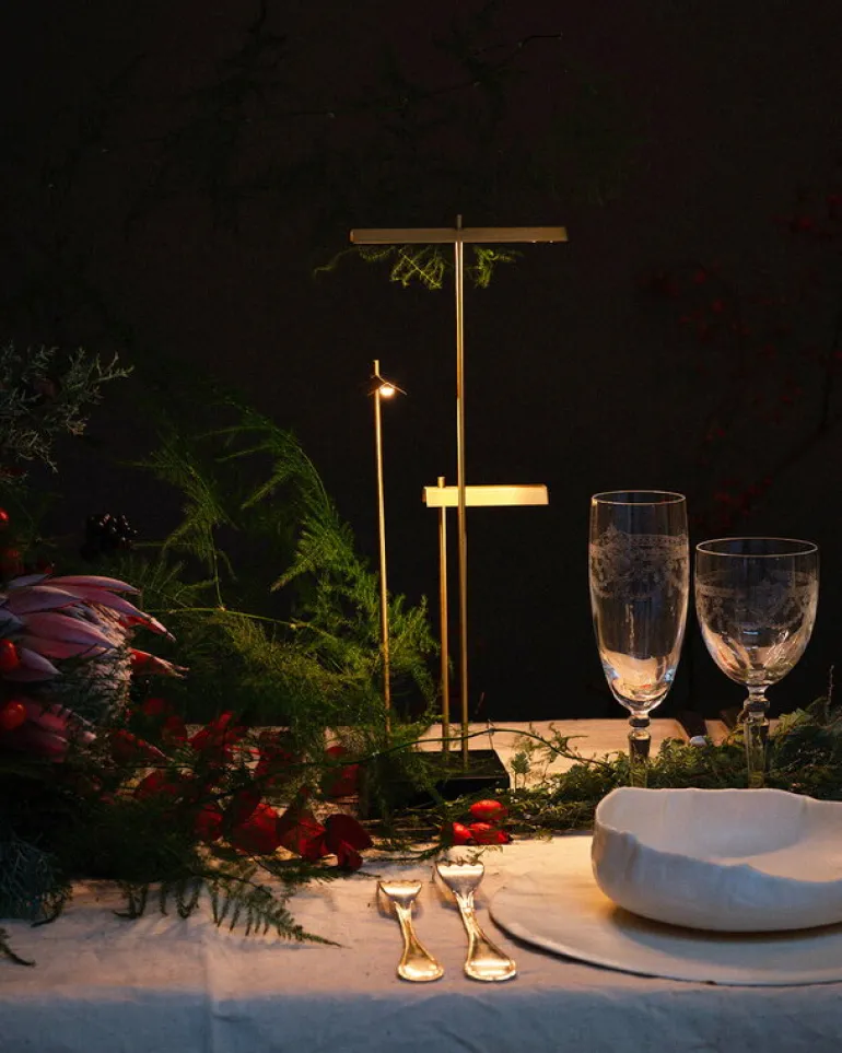 DCWéditions Knokke sladdlös bordslampa, borstad mässing