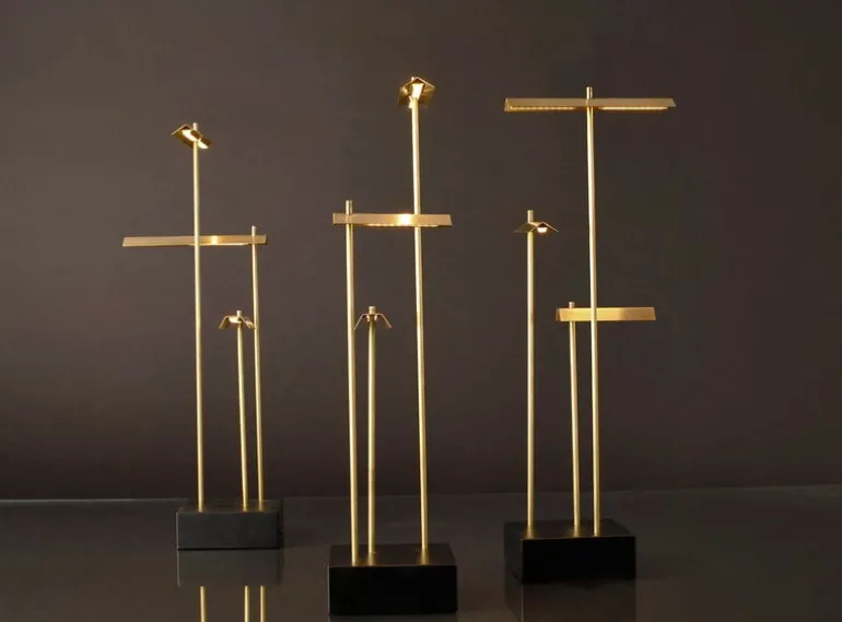 DCWéditions Knokke sladdlös bordslampa, borstad mässing