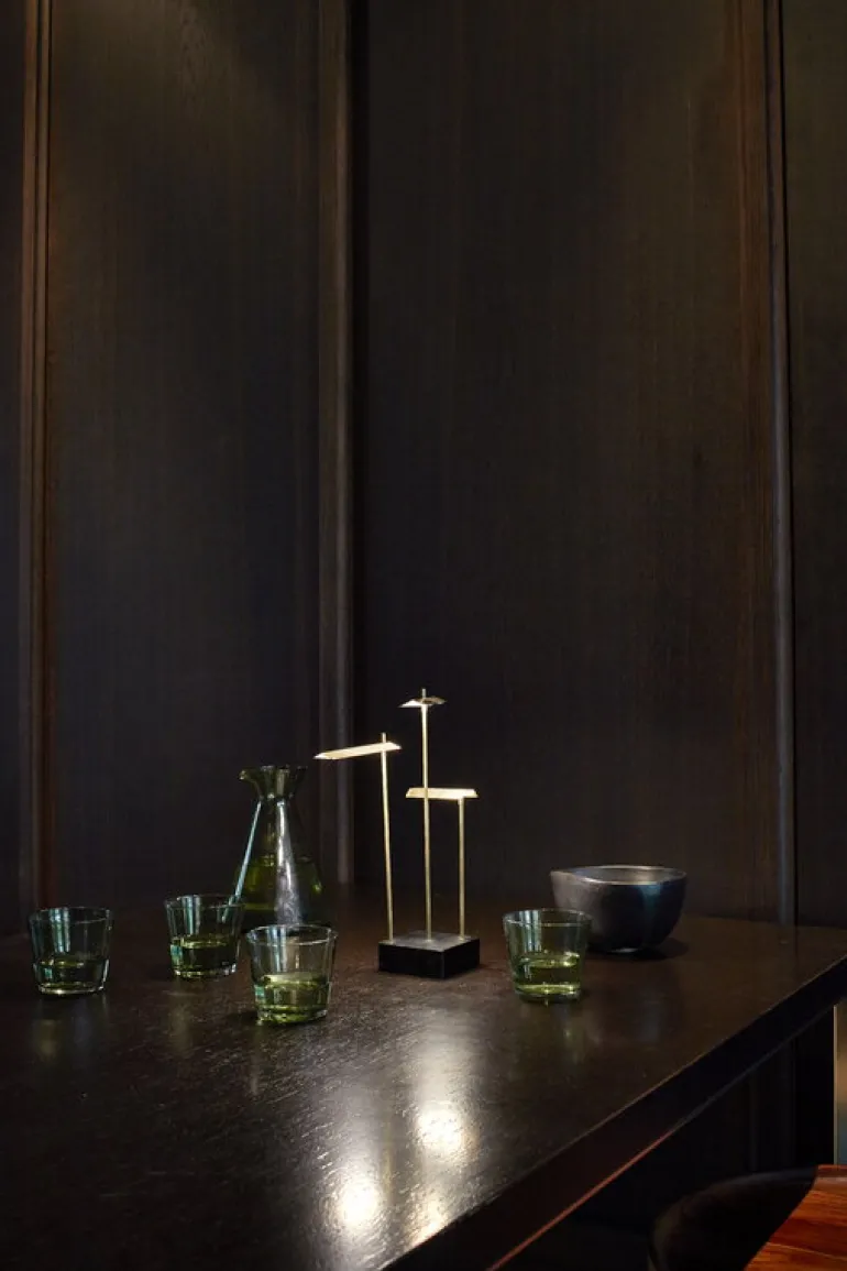 DCWéditions Knokke sladdlös bordslampa, borstad mässing