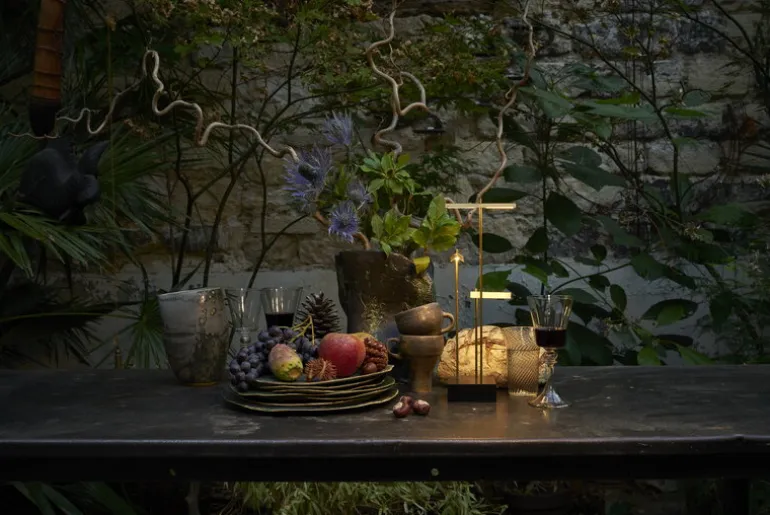 DCWéditions Knokke sladdlös bordslampa, borstad mässing