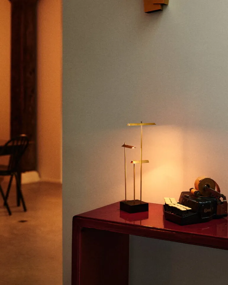 DCWéditions Knokke sladdlös bordslampa, borstad mässing