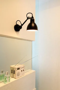 DCWéditions Lampe Gras 304 CA vägglampa, rund skärm med kabel, svart