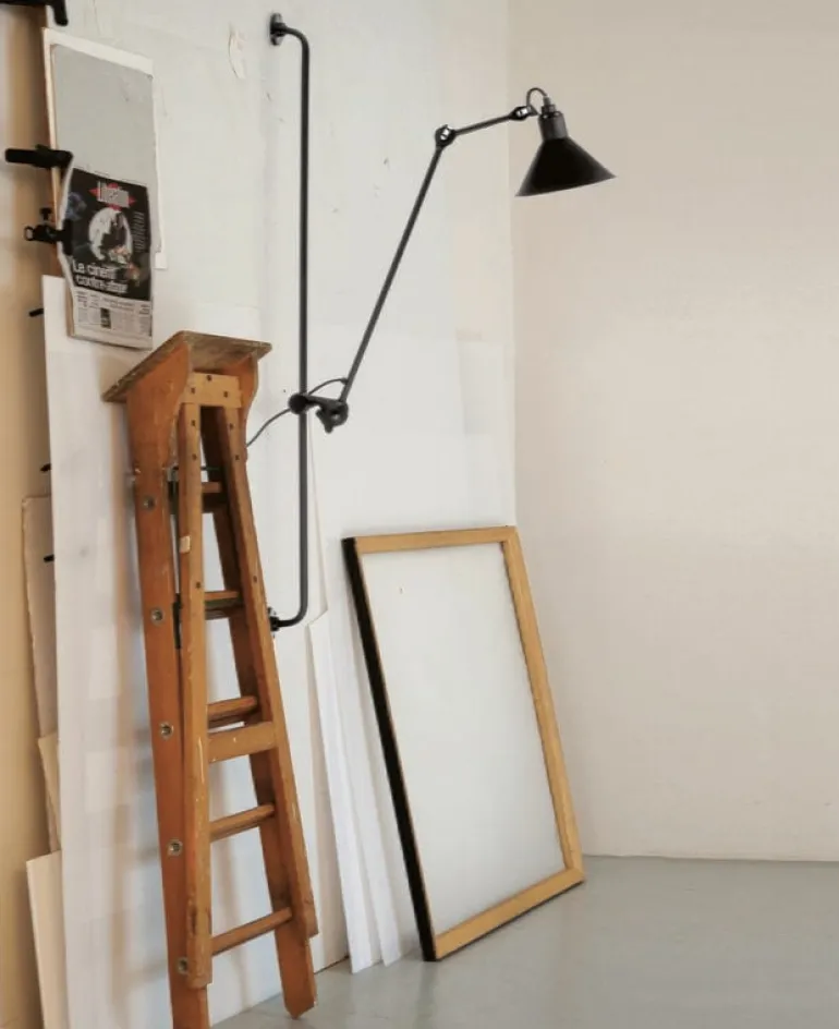 DCWéditions Lampe Gras 214 vägglampa, konisk skärm, svart - mässing