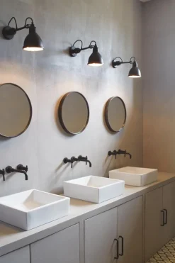 DCWéditions Lampe Gras 304 vägglampa för badrum, rund skärm, svart