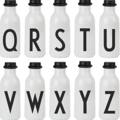 Design Letters Arne Jacobsen dricksflaska, A–Z