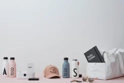 Design Letters Arne Jacobsen dricksflaska, A–Z