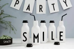 Design Letters Arne Jacobsen dricksflaska, A–Z