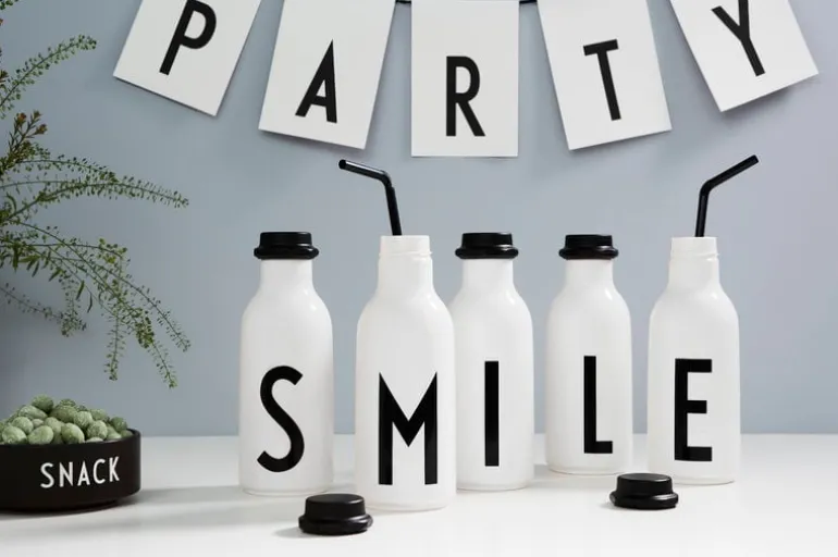 Design Letters Arne Jacobsen dricksflaska, A–Z