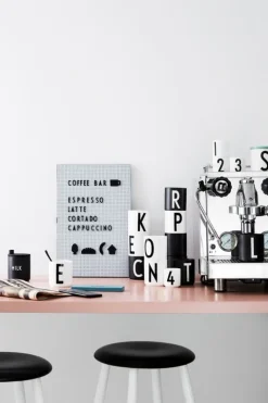 Design Letters Arne Jacobsen porslinsmugg, vit, A-Z