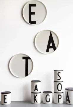 Design Letters Arne Jacobsen porslinsmugg, vit, A-Z
