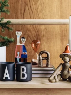 Design Letters Arne Jacobsen porslinsmugg, svart, A-Z