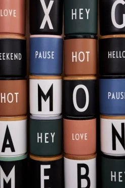 Design Letters Arne Jacobsen porslinsmugg, svart, A-Z