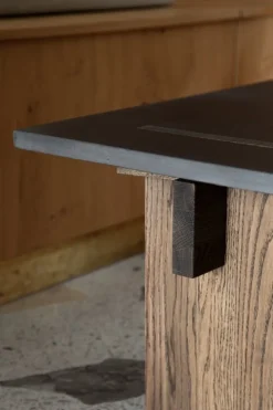 Eberhart Furniture Arnold soffbord, mörk betong - mörk ek