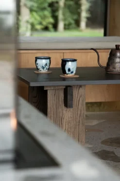 Eberhart Furniture Arnold soffbord, mörk betong - mörk ek